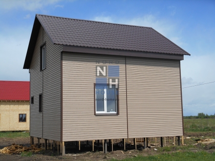 Двухэтажный дом с фасадом из винилового сайдинга
