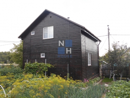 Каркасный дом с фасадом черного цвета